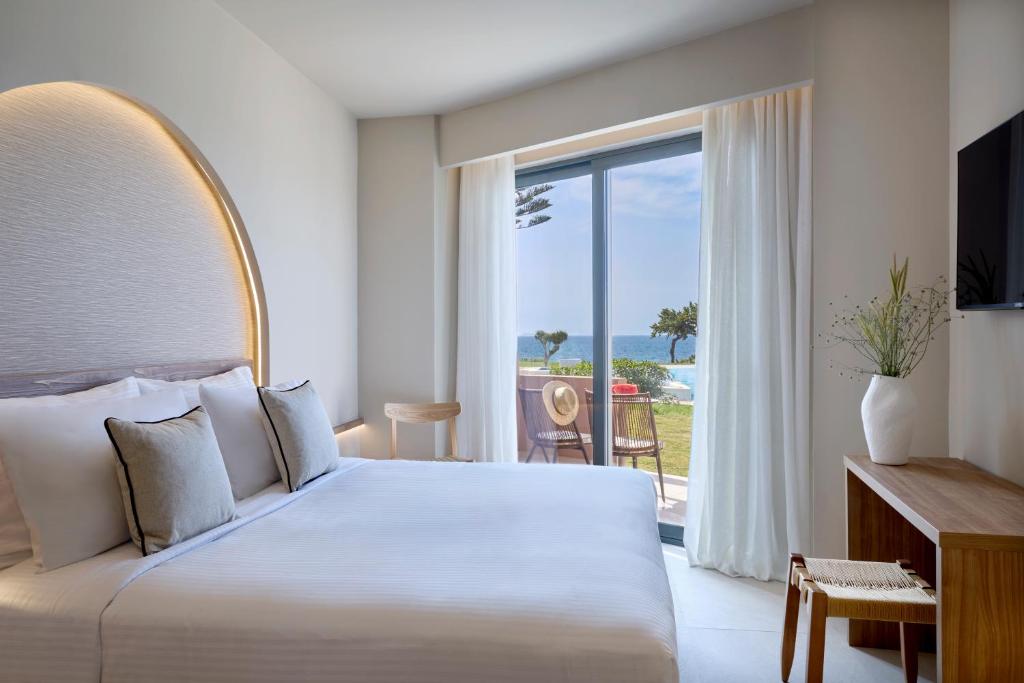 Postel nebo postele na pokoji v ubytování Ammos Luxury Resort