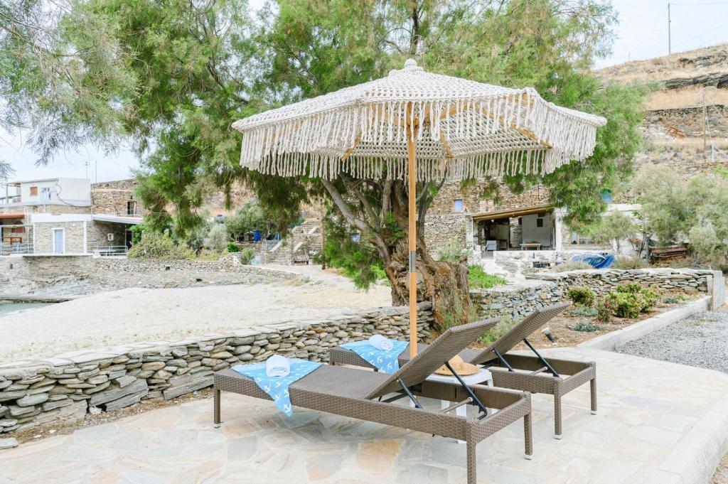 Vonkajšia záhrada v ubytovaní Beachfront bungalow in the area of Kampi, near Koundouros