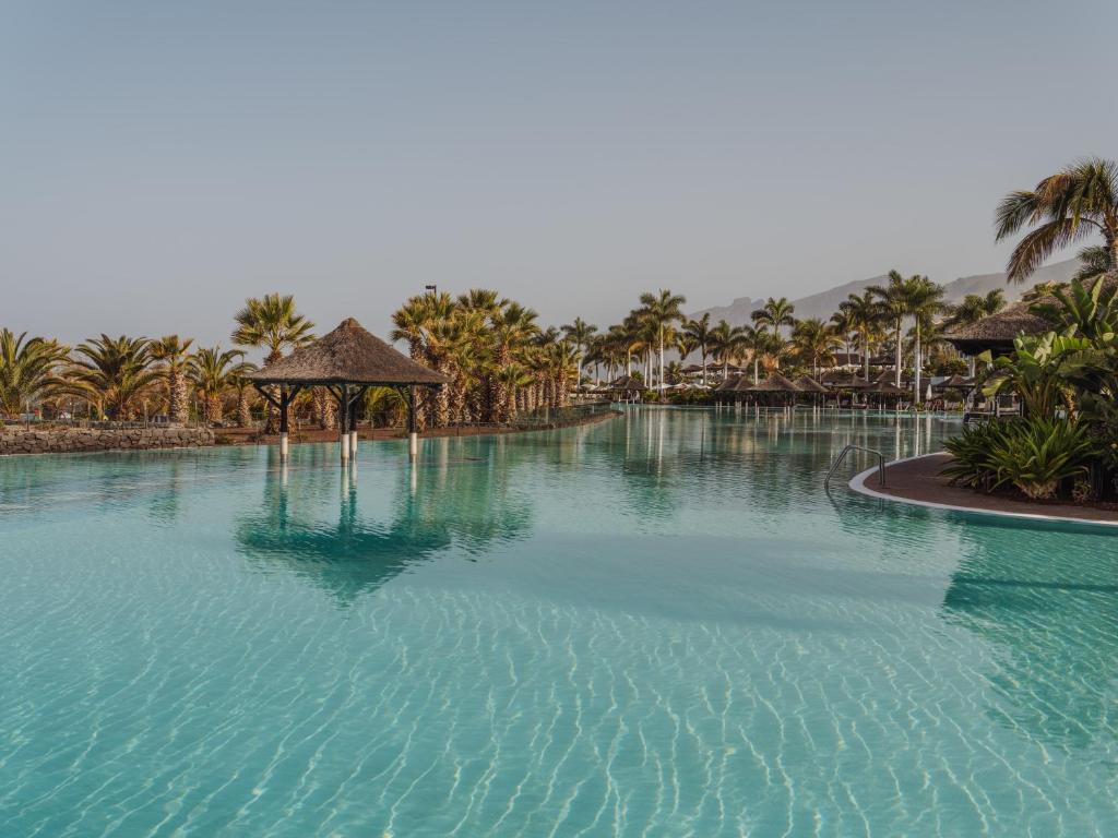 Bazén v ubytovaní Gran Melia Palacio de Isora Resort & Spa alebo v jeho blízkosti
