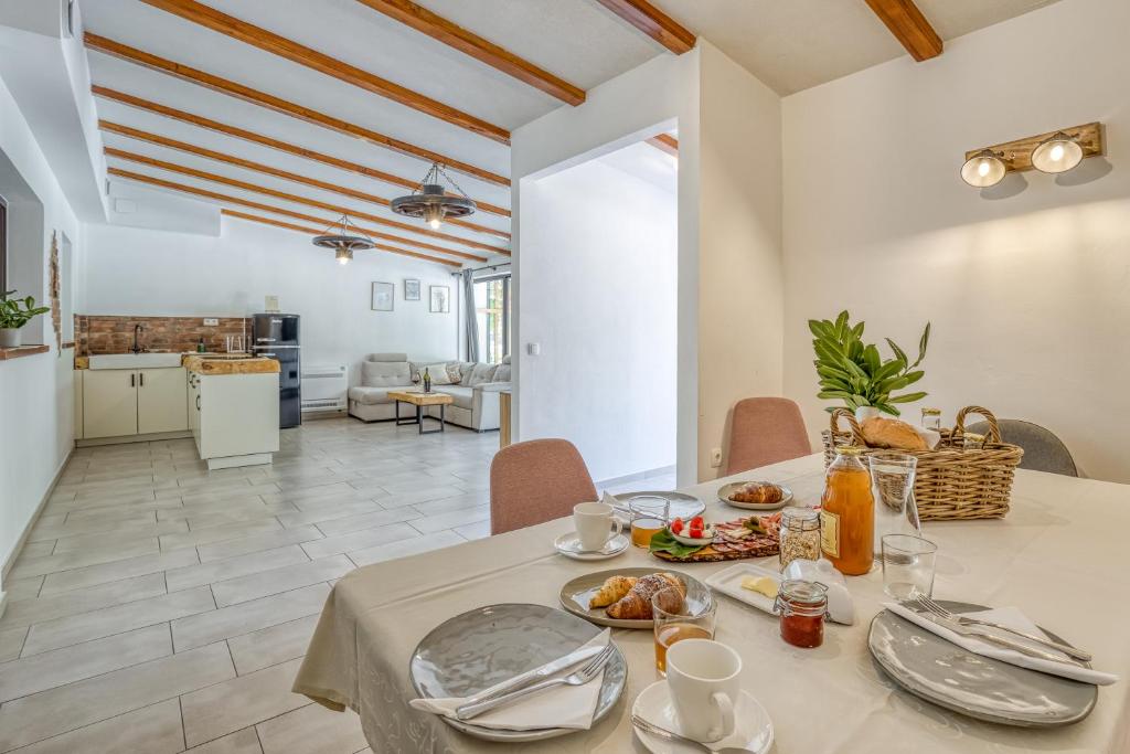 una sala da pranzo con tavolo e cibo di Bajsova domačija a Podcetrtek
