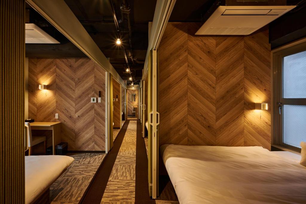 Postel nebo postele na pokoji v ubytování CAPSULE HOTEL CONTINUE NijojoKita