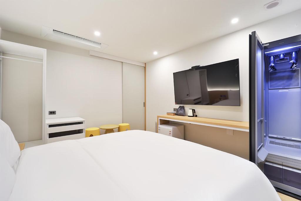 TV a/nebo společenská místnost v ubytování Gongdam Stay Hotel Ulsan Samsan