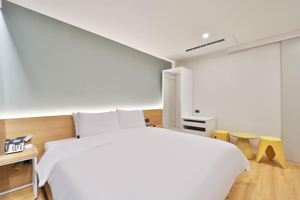 Postel nebo postele na pokoji v ubytování Gongdam Stay Hotel Ulsan Samsan