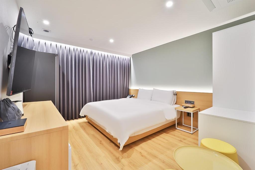 Postel nebo postele na pokoji v ubytování Gongdam Stay Hotel Ulsan Samsan