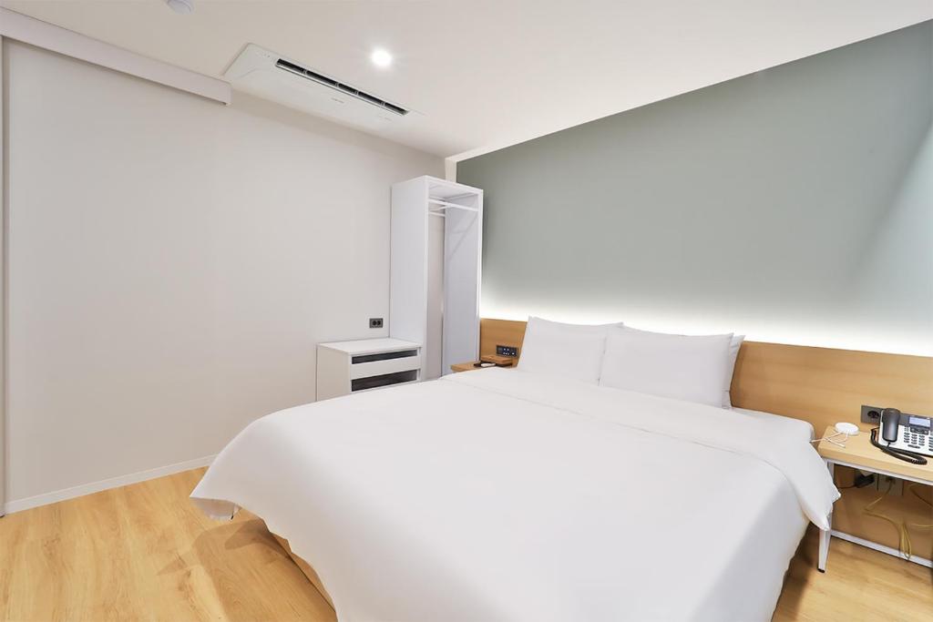 Postel nebo postele na pokoji v ubytování Gongdam Stay Hotel Ulsan Samsan