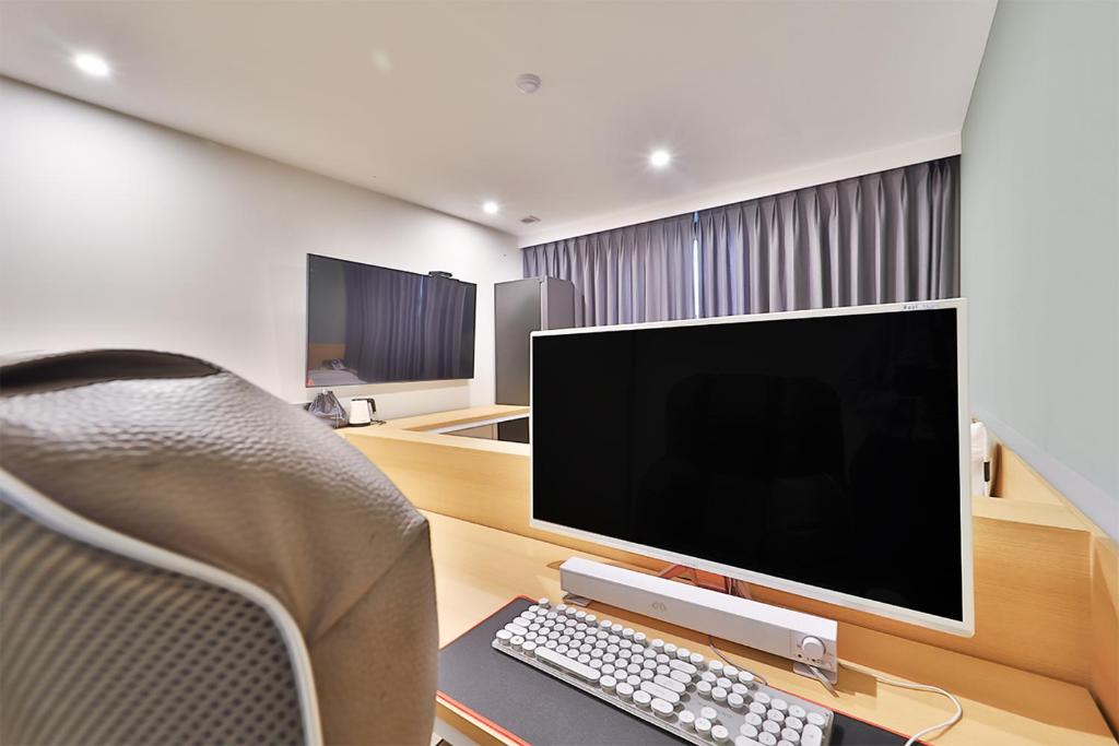 TV a/nebo společenská místnost v ubytování Gongdam Stay Hotel Ulsan Samsan