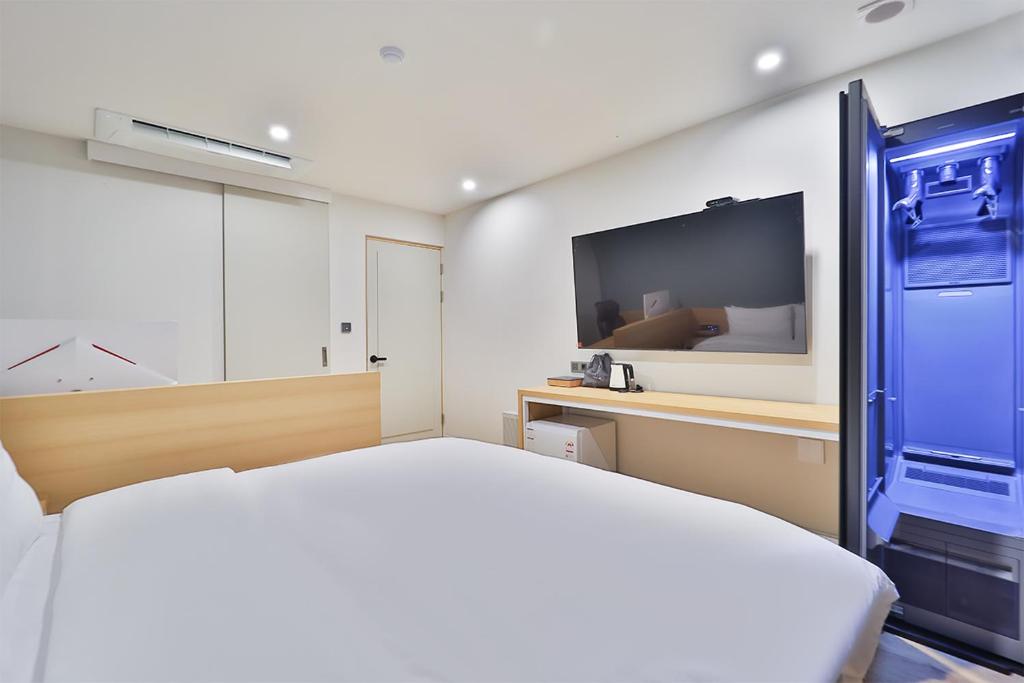 TV a/nebo společenská místnost v ubytování Gongdam Stay Hotel Ulsan Samsan