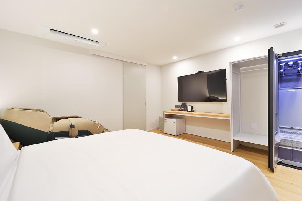 TV a/nebo společenská místnost v ubytování Gongdam Stay Hotel Ulsan Samsan