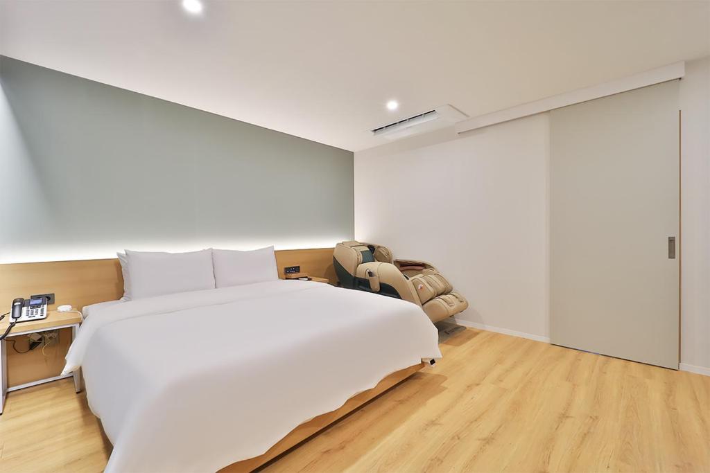 Postel nebo postele na pokoji v ubytování Gongdam Stay Hotel Ulsan Samsan
