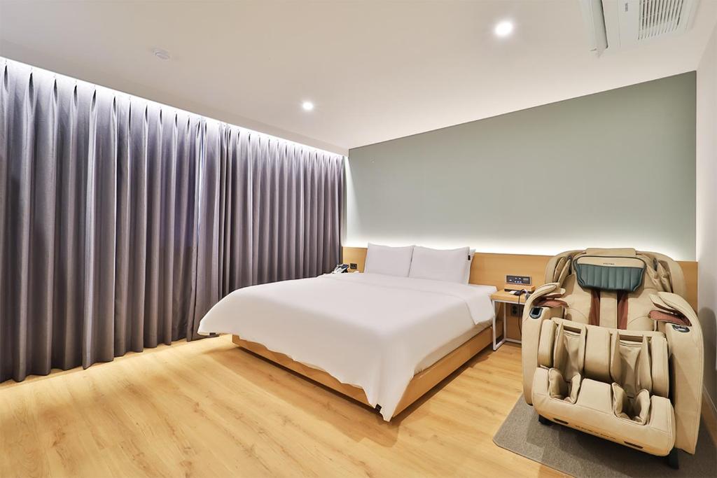 Postel nebo postele na pokoji v ubytování Gongdam Stay Hotel Ulsan Samsan