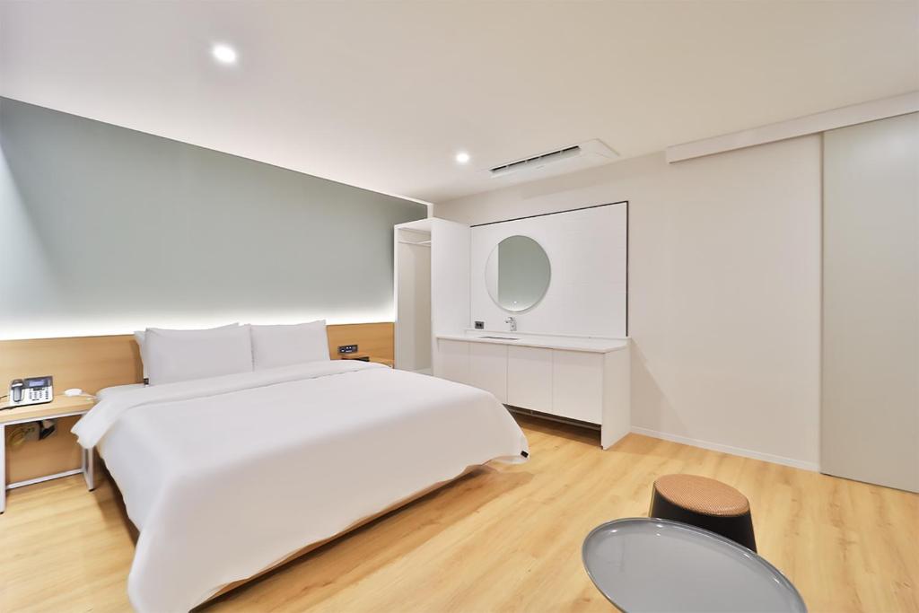 Postel nebo postele na pokoji v ubytování Gongdam Stay Hotel Ulsan Samsan