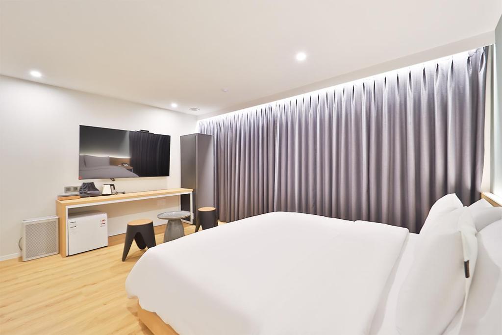 Postel nebo postele na pokoji v ubytování Gongdam Stay Hotel Ulsan Samsan