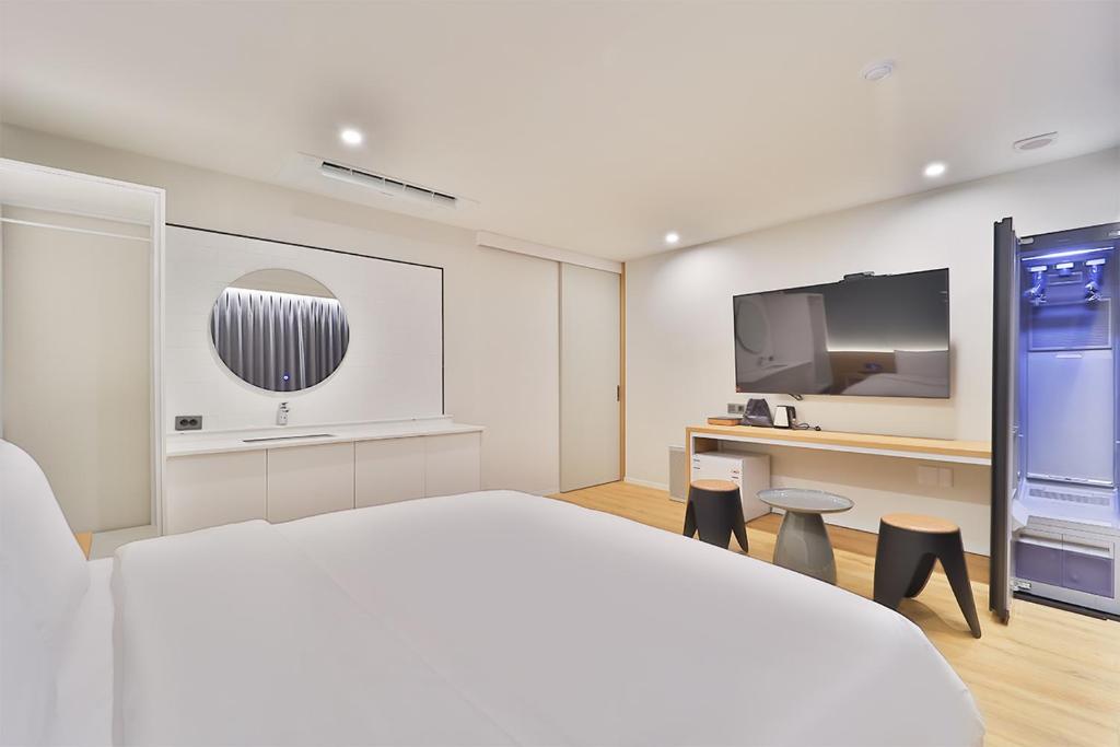 TV a/nebo společenská místnost v ubytování Gongdam Stay Hotel Ulsan Samsan