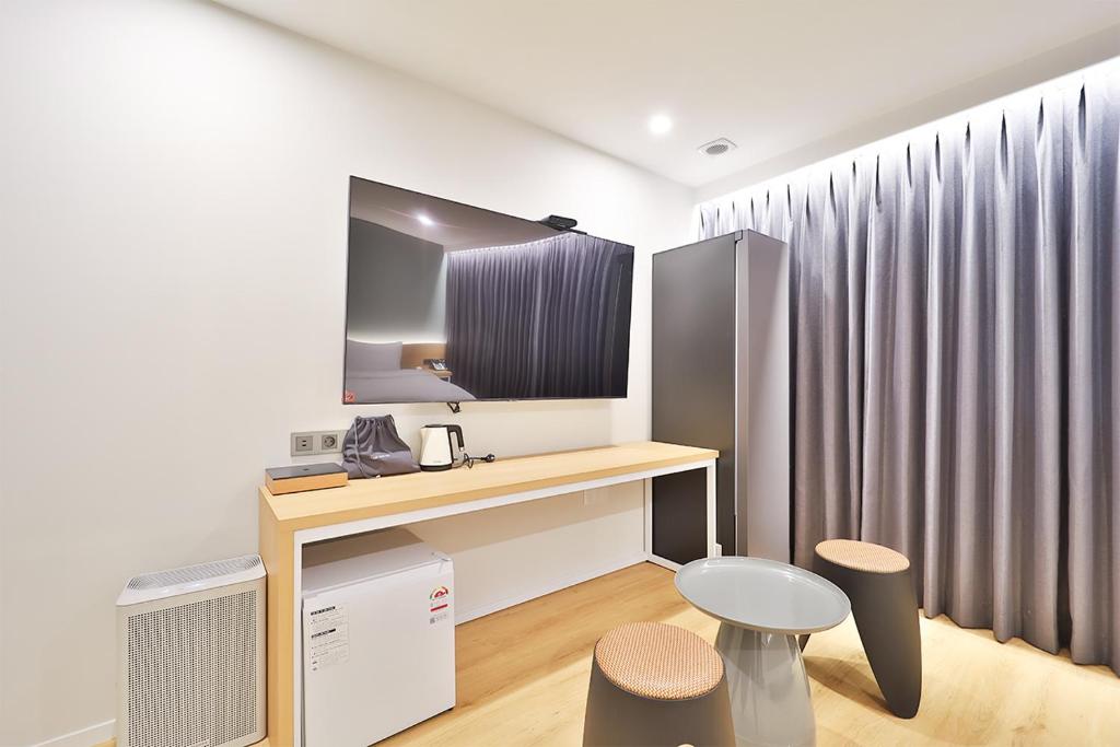 TV a/nebo společenská místnost v ubytování Gongdam Stay Hotel Ulsan Samsan