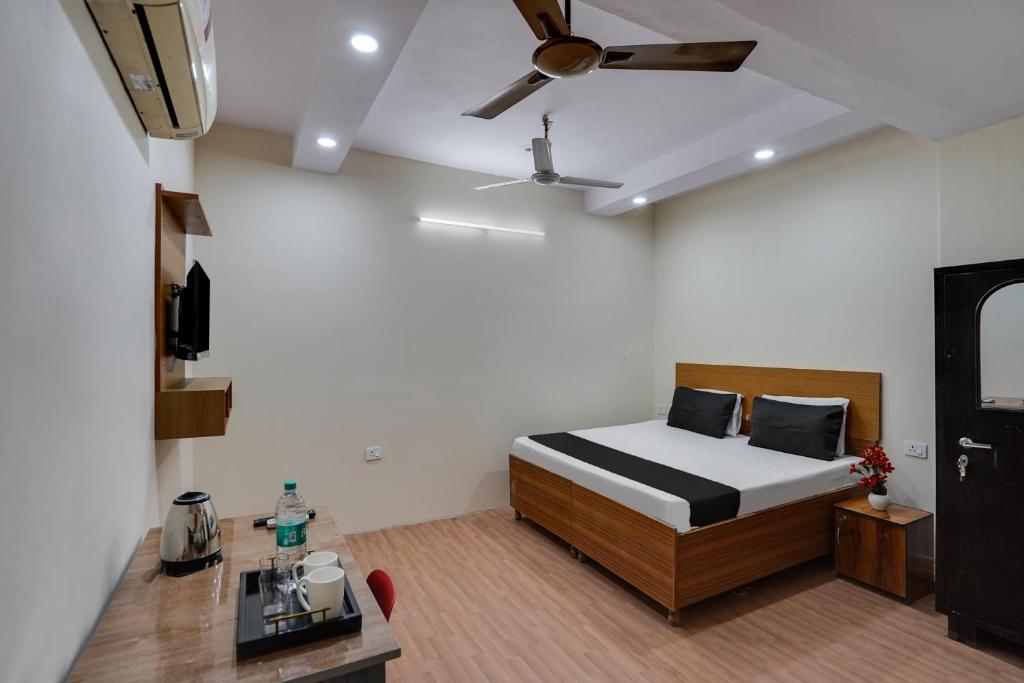 a bedroom with a bed and a ceiling fan at OYO Lotus Inn in New Delhi