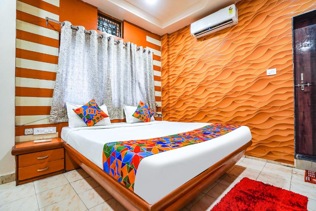 ein kleines Schlafzimmer mit einem Bett und einem Fenster in der Unterkunft FabHotel The Imperial Green in Nagpur