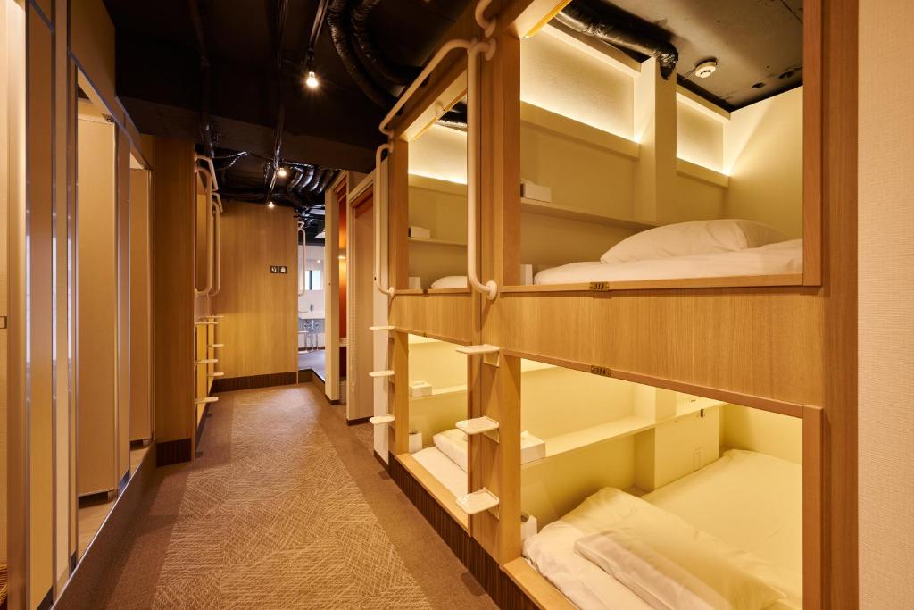 - un couloir dans une chambre avec des lits superposés dans l'établissement ホテルコンテニュー二条城北, à Shimo-dachiyuuridōri