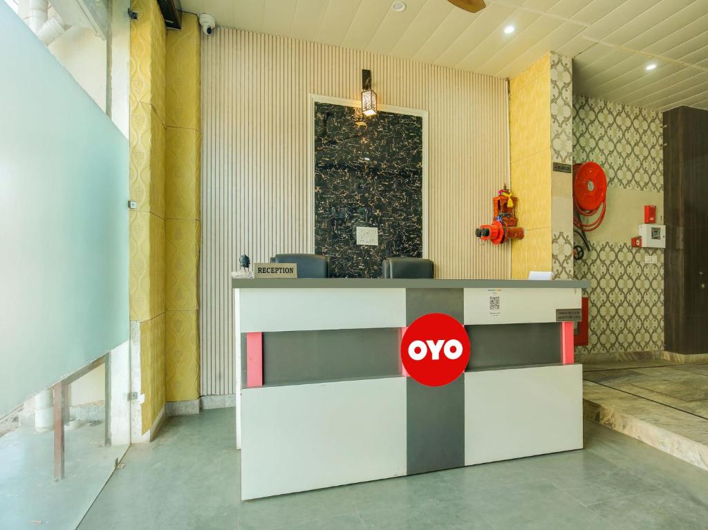 OYO Hotel HHH في شانديغار: لوبى مع منضدة مع علامة aoops عليه