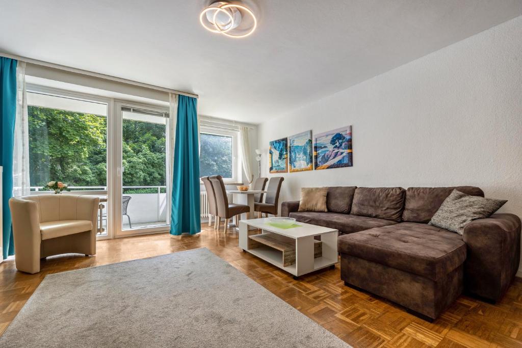 ein Wohnzimmer mit Sofa und Tisch in der Unterkunft Harzburg Stube in Bad Harzburg