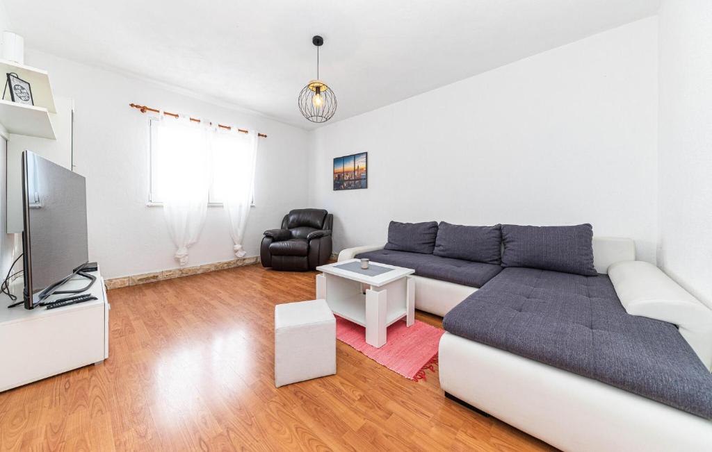 Televízia a/alebo spoločenská miestnosť v ubytovaní Pet Friendly Home In Kastel Kambelovac