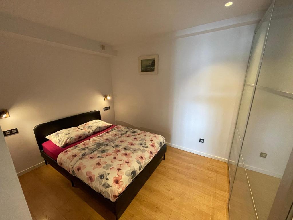 - une chambre avec un lit et une douche en verre dans l'établissement Appartement offrant une vue exceptionnel sur le jaizkibel et l'océan, à Hendaye