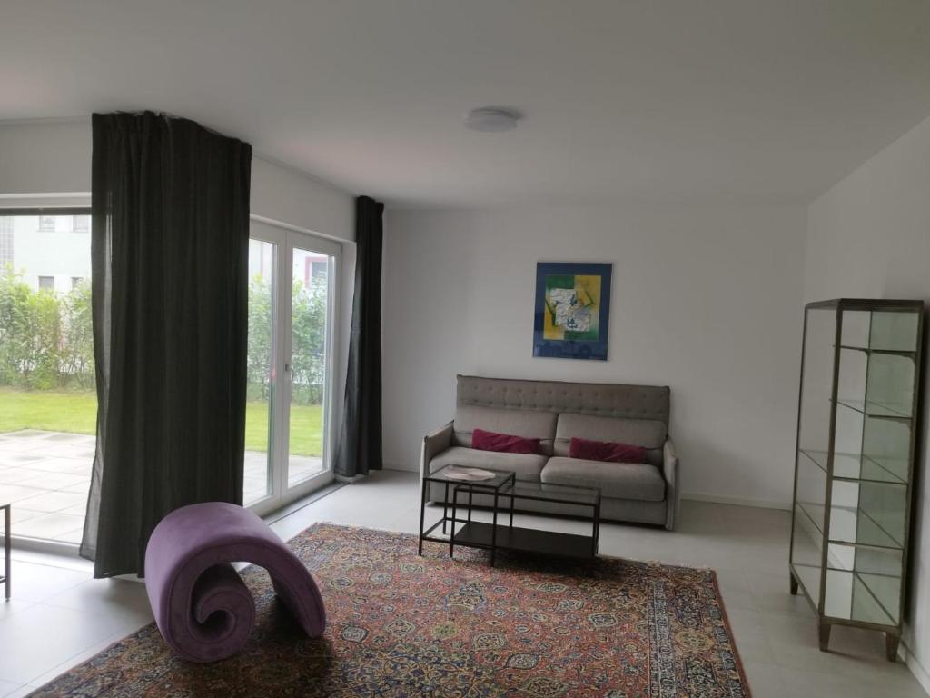 sala de estar con sofá y ventana grande en Haus mit Garten bei Wien en Langenzersdorf