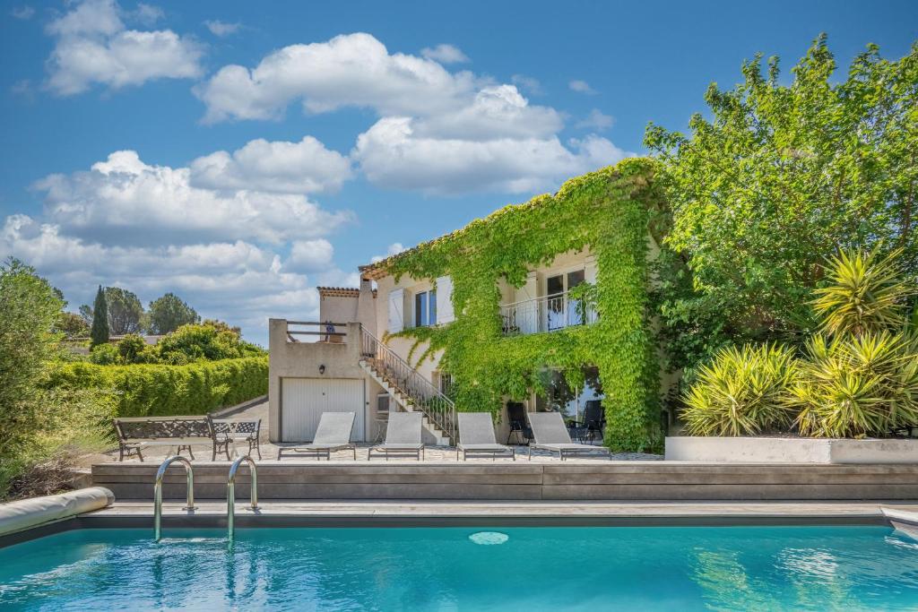 une maison avec une piscine devant dans l'établissement Appartement 55m2 dans villa avec piscine Valescure, à Saint-Raphaël