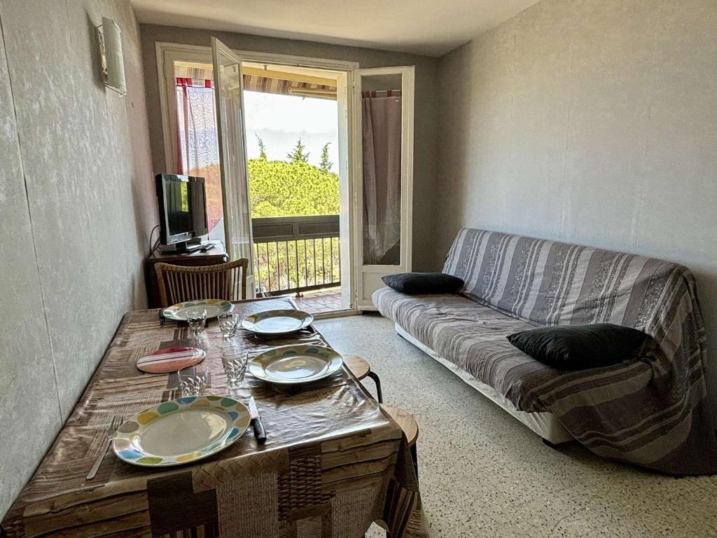 un salon avec un canapé et une table dans l'établissement Appartement 2 pièces, balcon, proche plage et commerces, quartier calme - Argelès-sur-Mer - FR-1-225-685, à Argelès-sur-Mer