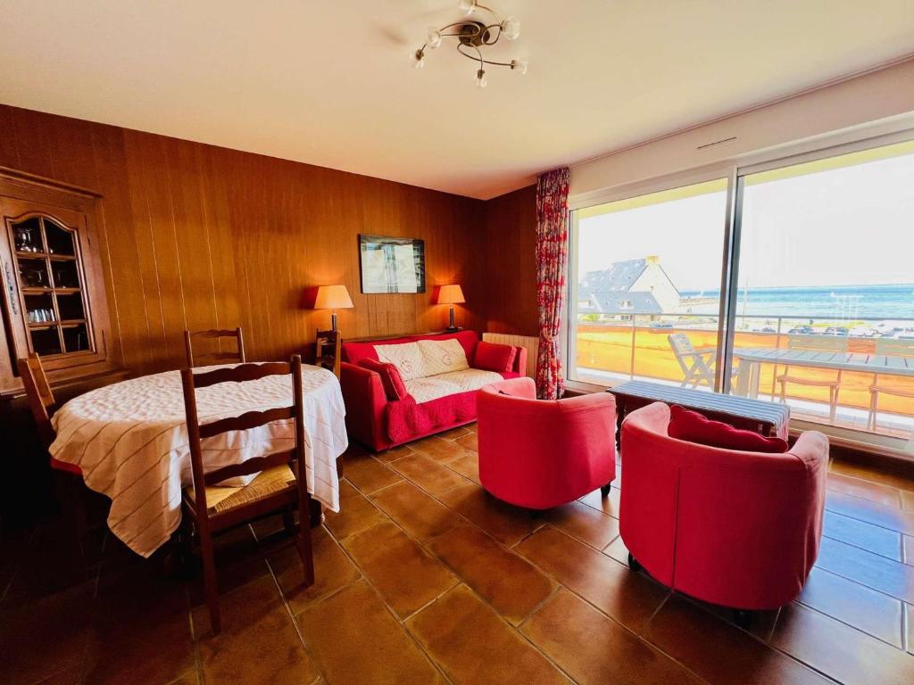 une chambre avec un lit, des chaises et une fenêtre dans l'établissement Quiberon - Appartement 3 pièces avec Wifi, Parking et Animaux acceptés - FR-1-478-3, à Quiberon