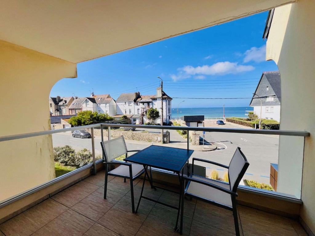 un balcon avec une table et des chaises et une vue sur l'océan dans l'établissement Quiberon - appartement 3 pièces - 56m² - proche centre - garage - loggia - sans animaux - FR-1-478-99, à Quiberon