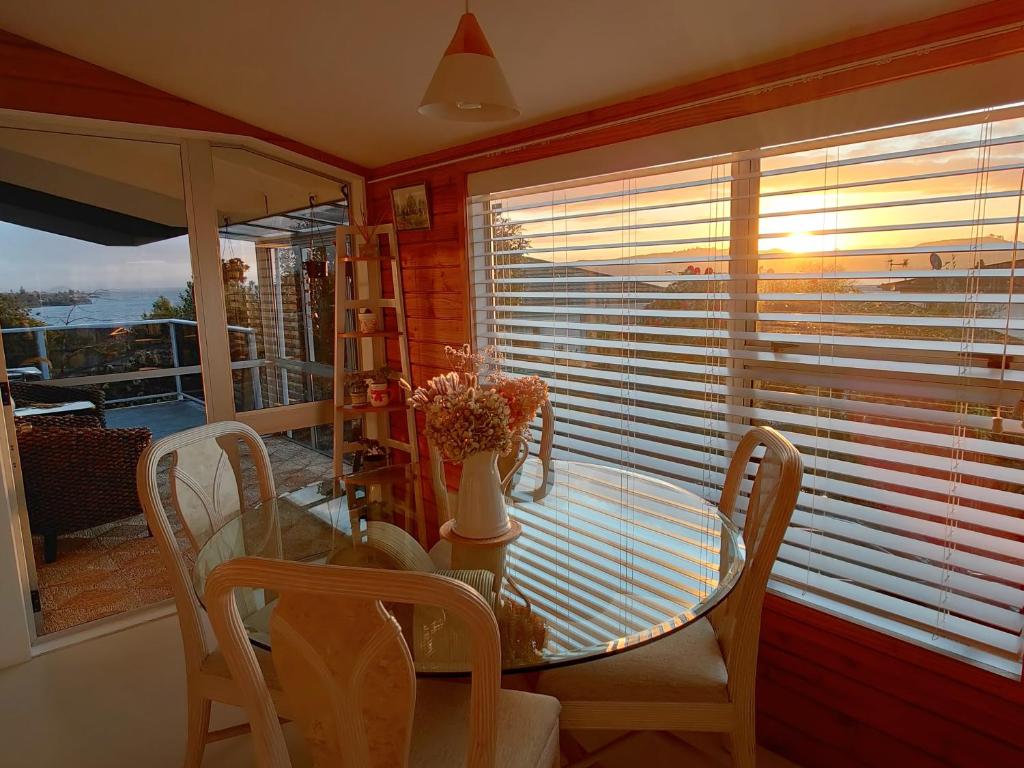Delight in Birch-Lake View Holiday Home - Resim 18