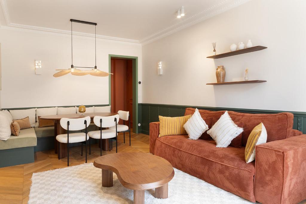un salon avec un canapé et une table dans l'établissement Paris Home Collection Serviced Apartments in Opéra - Rue Saint-Lazare, à Paris