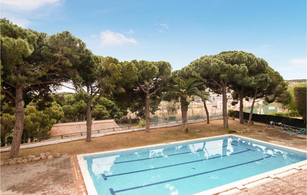 Bazén v ubytování Cozy Apartment In Sant Feliu De Guíxols nebo v jeho okolí