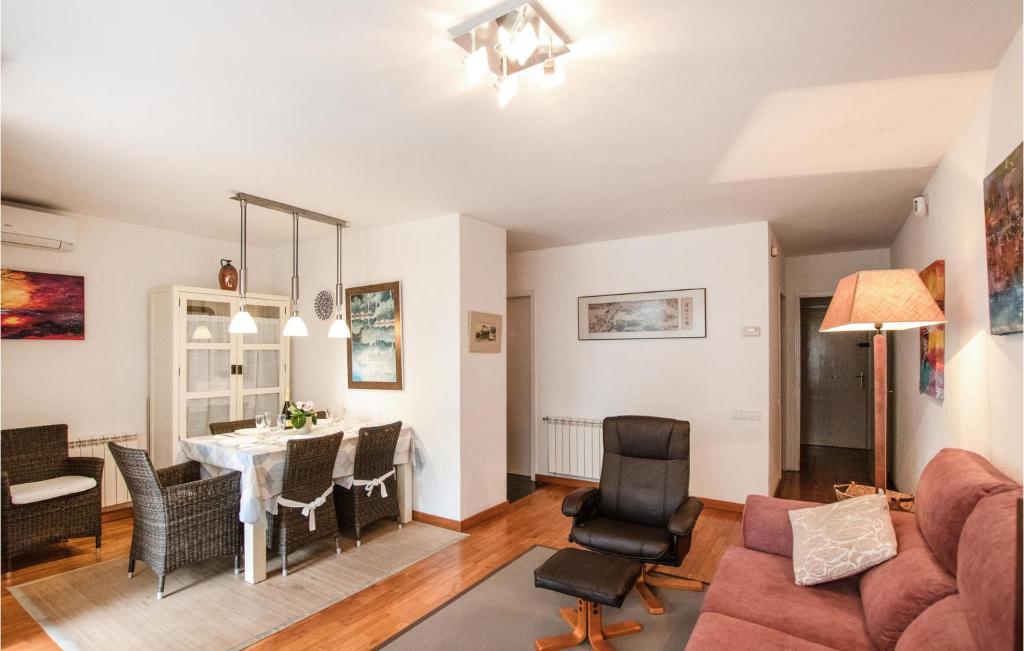 Posezení v ubytování Cozy Apartment In Sant Feliu De Guíxols