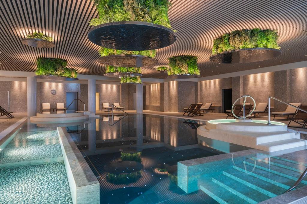 una representación de un vestíbulo de hotel con piscina en Hotel Mioni Pezzato en Abano Terme
