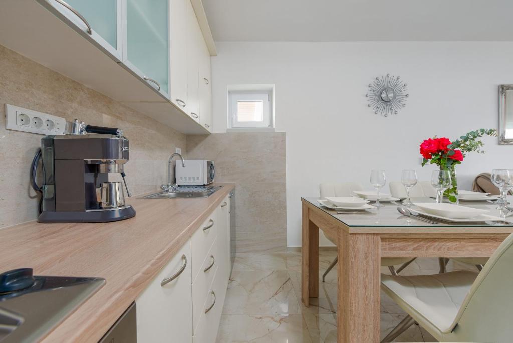 Kuchyň nebo kuchyňský kout v ubytování Villa Andu ZadarVillas