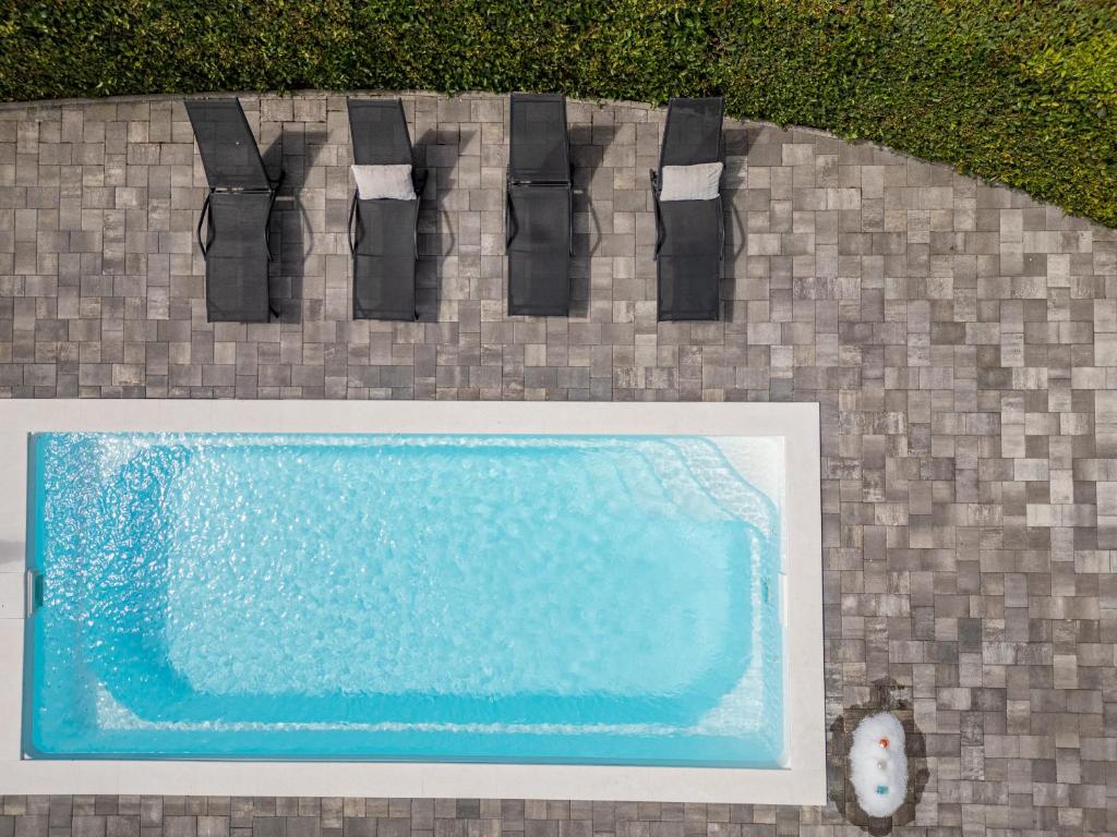 Bazén v ubytování Villa Andu ZadarVillas nebo v jeho okolí