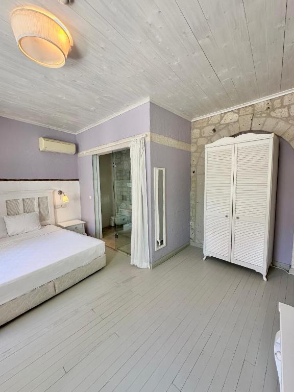 Postel nebo postele na pokoji v ubytování Leonidas Hotel