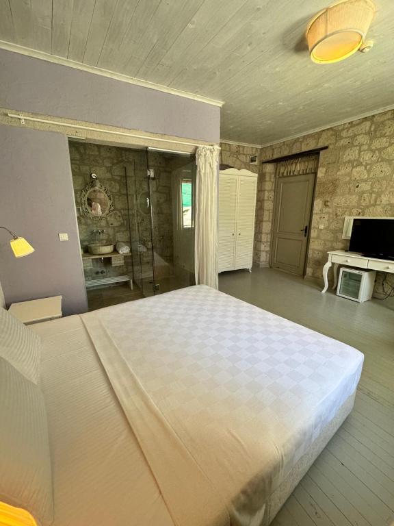 Postel nebo postele na pokoji v ubytování Leonidas Hotel