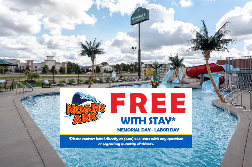een gratis bord in een zwembad bij een resort bij Wingate by Wyndham Wisconsin Dells Waterpark in Wisconsin Dells