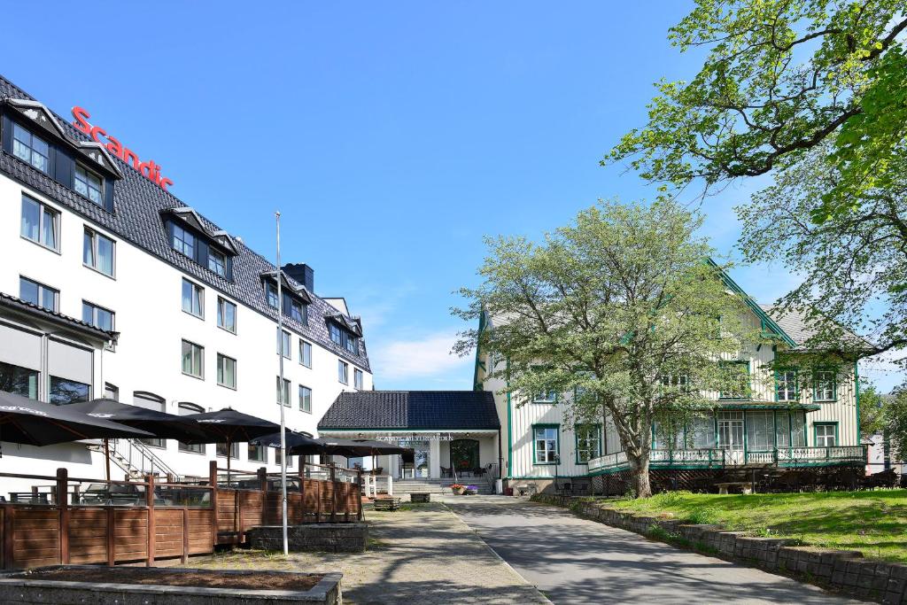 una fila di edifici bianchi vicino a una strada di Scandic Meyergården a Mo i Rana