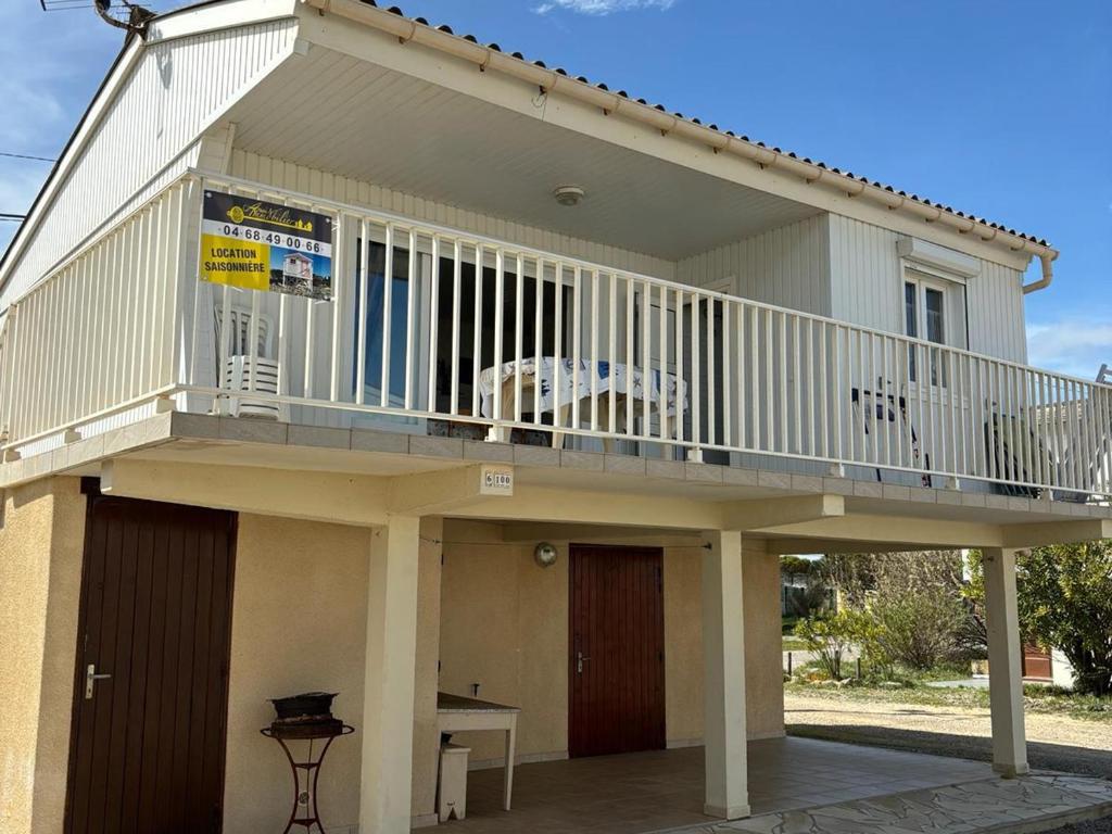 Cette maison dispose d'un balcon avec une table. dans l'établissement Chalet confortable à 400 m de la plage avec 3 chambres et terrasse – 6 couchages - FR-1-784-8, à Gruissan