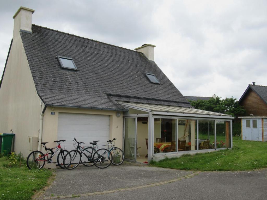 - un groupe de vélos garés devant une maison dans l'établissement Kérandro, à Porspoder