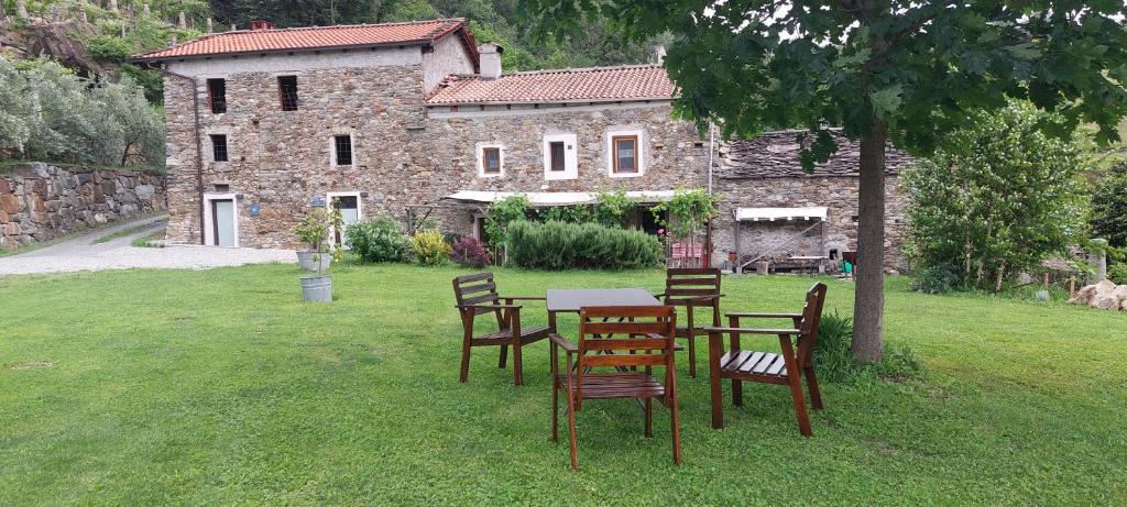 une table et des chaises devant une maison dans l'établissement Relais del Brigante, à Settimo Vittone