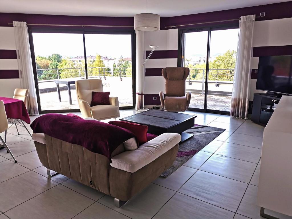 un salon avec un canapé et une télévision dans l'établissement Le Rooftop du 10, à Annecy