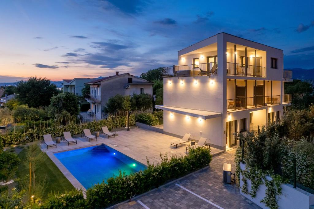 Bazén v ubytování Apartmani Vila Mara M 1 heated pool nebo v jeho okolí