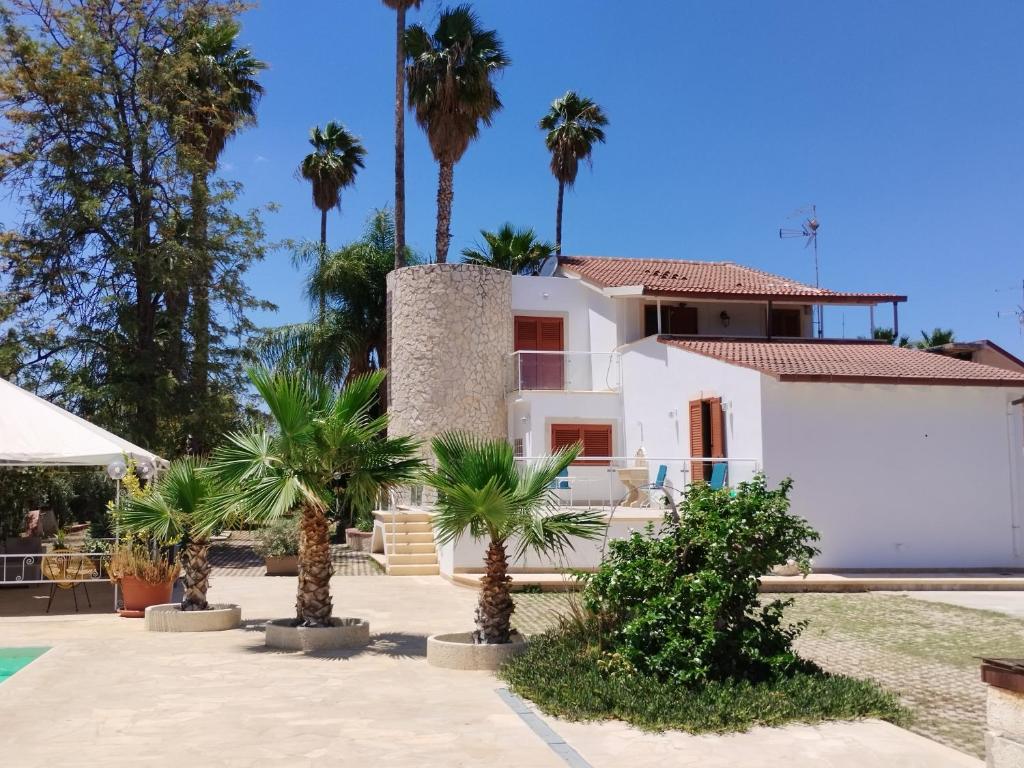 dom z palmami przed nim w obiekcie Casa di Lu’ w mieście Floridia