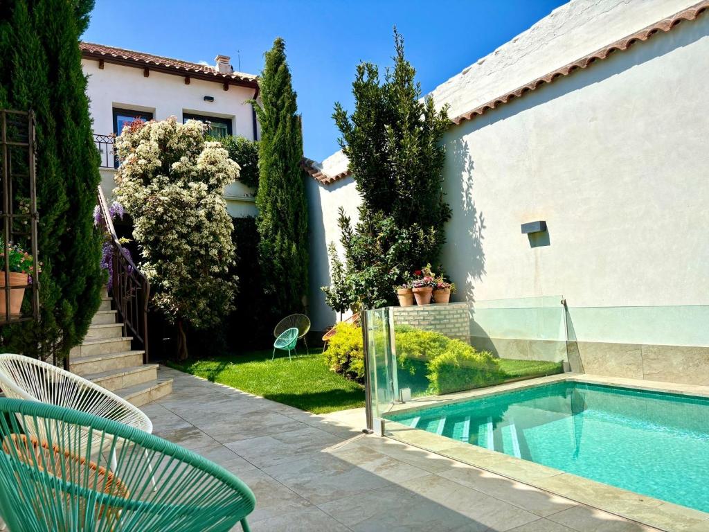Bazén v ubytování El Patio de los Jazmines Boutique-House nebo v jeho okolí