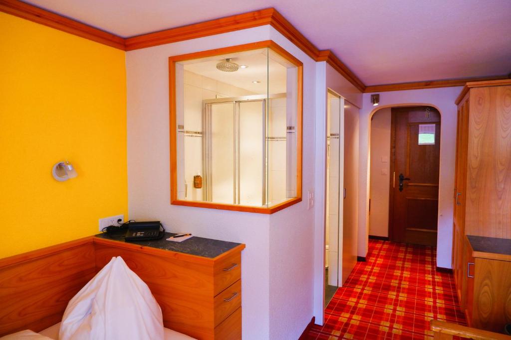 Postel nebo postele na pokoji v ubytování Hotel Christiania Saas-Fee