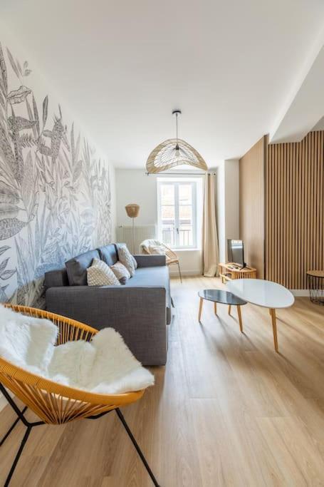 un salon avec un canapé et une table dans l'établissement Cosy Saint-Pierre centre-ville, à Clermont-Ferrand